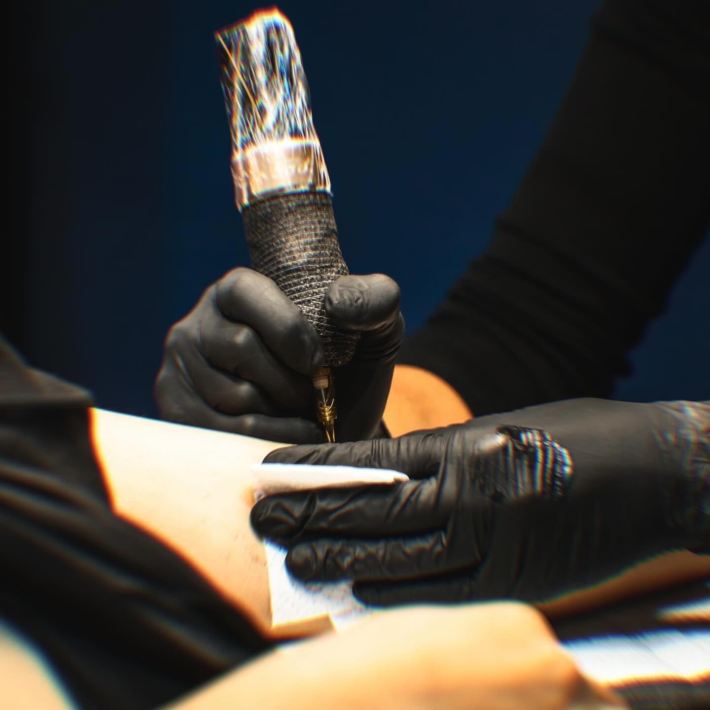 Detalhe do processo de tatuagem